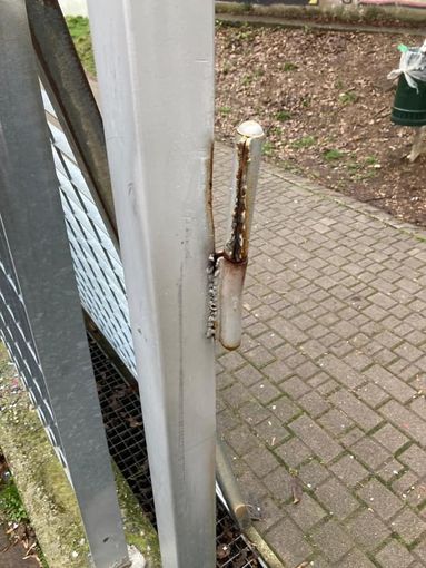 cancello staccato nell'area gioco bimbi