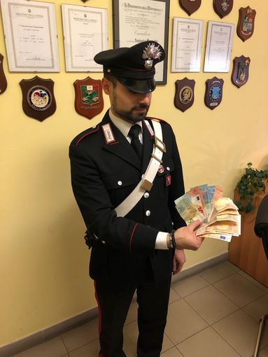 &quot;Sono un amico di tuo figlio&quot;: truffatore arrestato dopo una rapina a un 76enne (VIDEO)