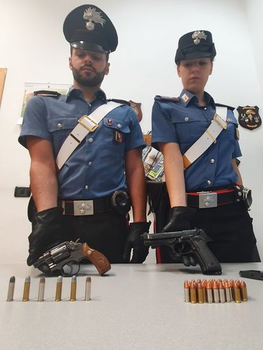 Torino, nascondeva in casa pistole clandestine: in manette un 50enne Torino, nascondeva in casa pistole clandestine: in manette un 50enne