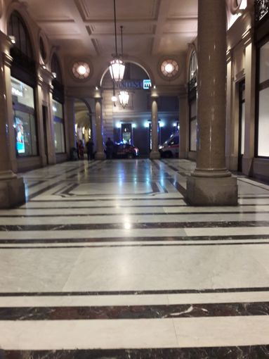 Minaccia passanti con un coltellino: denunciato senzatetto in piazza San Carlo
