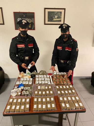 Forte odore di hashish dall’auto: arrestato un corriere di droga a Beinasco [VIDEO]