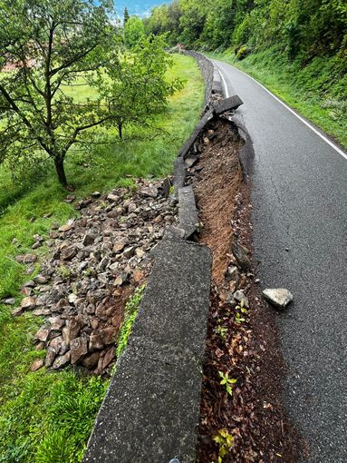 Cede un muretto sulla diramazione della provinciale 54 ad Agliè: strada interrotta Cede un muretto sulla diramazione della provinciale 54 ad Agliè: strada interrotta