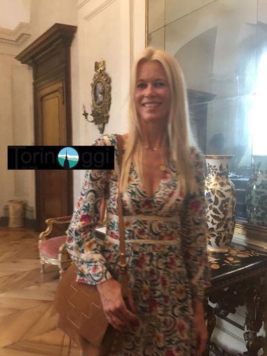 Claudia Schiffer a Torino, tutti pazzi per lei a Palazzo Civico
