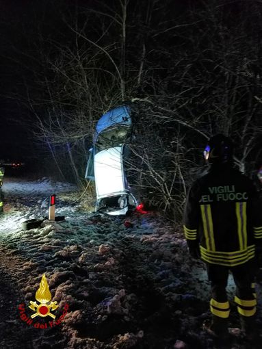 Auto fuori strada a Bussoleno: due feriti