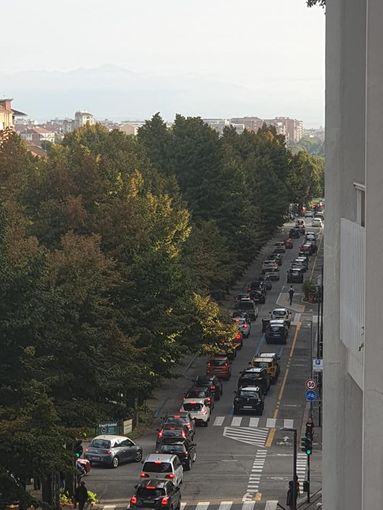 Corso Lecce, traffico in tilt e una moto sfreccia sulla ciclabile Corso Lecce, traffico in tilt e una moto sfreccia sulla ciclabile