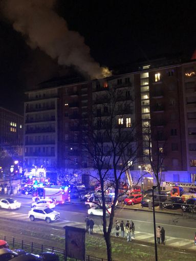 Appartamento va a fuoco in corso San Maurizio: evacuato un intero palazzo Appartamento va a fuoco in corso San Maurizio: evacuato un intero palazzo