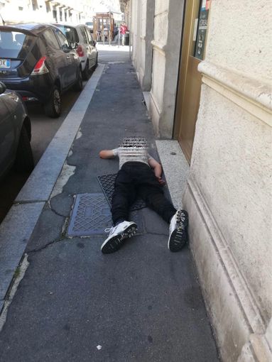 Il violento volto del crack, tossicodipendente collassa a terra per strada. I commercianti: “Siamo soli, abbandonati” Il violento volto del crack, tossicodipendente collassa a terra per strada. I commercianti: “Siamo soli, abbandonati”