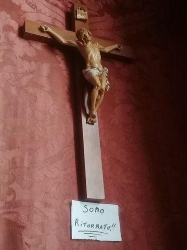Miracolo di Natale, riappare il crocefisso in Sala Rossa: "Sono tornato"