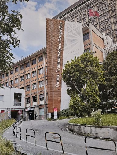 Scontro tra uno scooter e un'auto sul raccordo autostradale, due persone in ospedale Scontro tra uno scooter e un'auto sul raccordo autostradale, due persone in ospedale