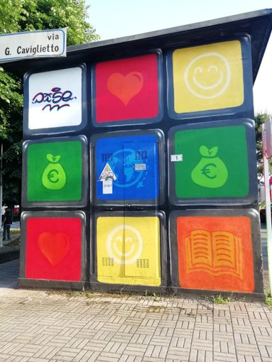 Cabina di distribuzione colorata