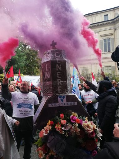 Embraco, tutti in campo a difesa dei lavoratori: da Appendino a Nosiglia, fino alla Regione Embraco, tutti in campo a difesa dei lavoratori: da Appendino a Nosiglia, fino alla Regione