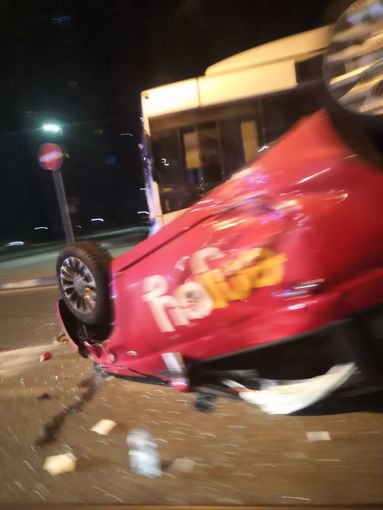 Scontro in via Artom tra un bus e una Enjoy: la 500 si ribalta