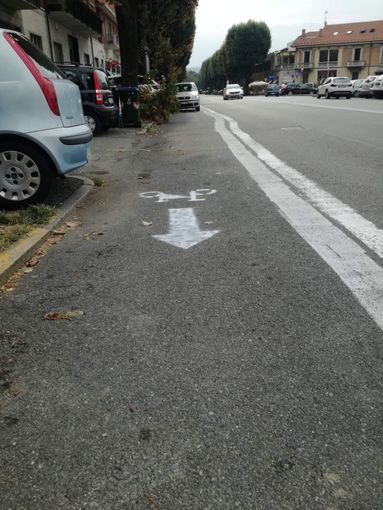 Finta pista ciclabile disegnata per terra Finta pista ciclabile disegnata per terra