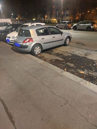 auto con machete parcheggiata