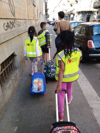Tutti a scuola a piedi per le vie di San Salvario: &quot;Raccogliamo bambini a ogni fermata&quot;