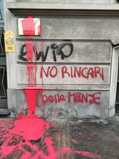 scritte in vernice sul muro