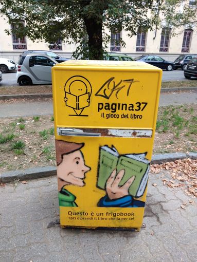 frigorifero trasformato in biblioteca