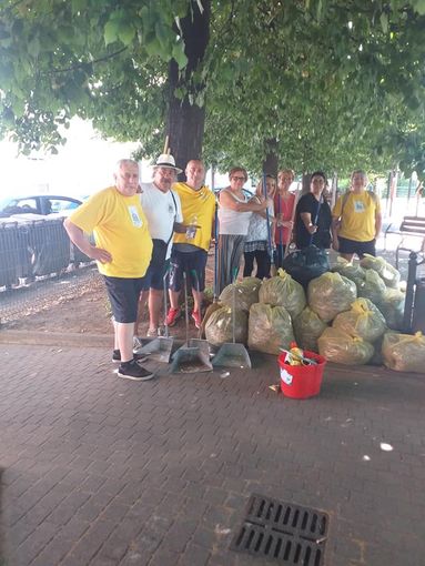 Nichelino, il comitato di quartiere Juvarra ripulisce i guardini di via 1° Maggio: “Area restituita ai bambini” (FOTO) Nichelino, il comitato di quartiere Juvarra ripulisce i guardini di via 1° Maggio: “Area restituita ai bambini” (FOTO)