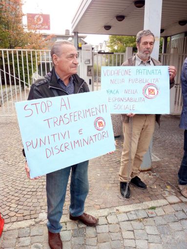 G7, incatenati alla Vodafone di Ivrea