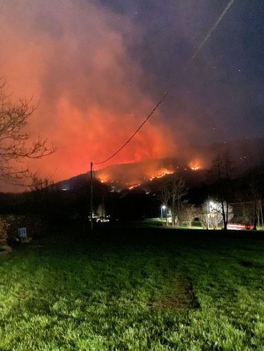 Incendio a Rueglio, in Valchiusella Incendio a Rueglio, in Valchiusella