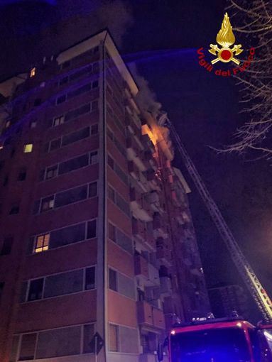 In fiamme alloggio a Torino: salvate anche due bimbe In fiamme alloggio a Torino: salvate anche due bimbe