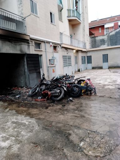 Un garage va a fuoco a Grugliasco: tre moto d'epoca andate distrutte
