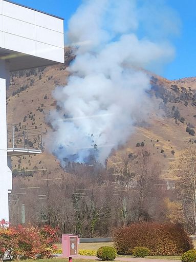 Bruciano i boschi del Monte Barone: vigili del fuoco al lavoro Bruciano i boschi del Monte Barone: vigili del fuoco al lavoro
