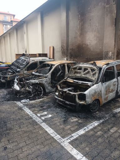 auto bruciate dalle fiamme auto bruciate dalle fiamme