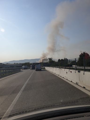 Il rogo in via Brandizzo 130: a prendere fuoco rifiuti elettronici