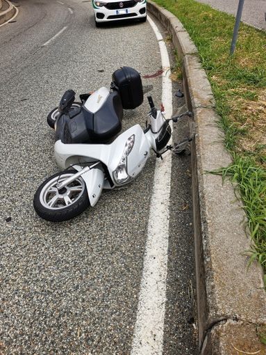 Grugliasco, senza patente cade con lo scooter del collega nei pressi del Caat