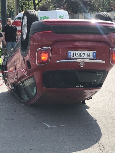 Spettacolare incidente in corso Agnelli, per fortuna nessun ferito grave