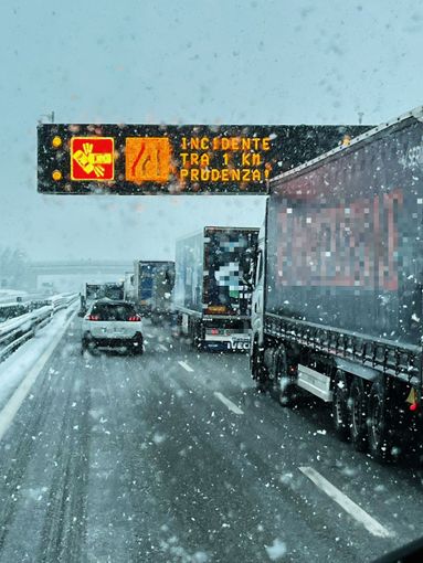 Neve e pioggia, incidenti e code sulla Torino-Savona