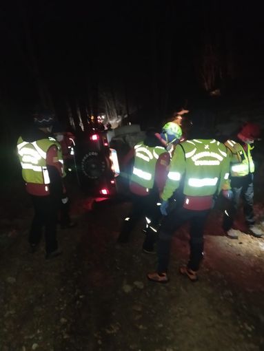 Uomini del soccorso alpino in azione Uomini del soccorso alpino in azione