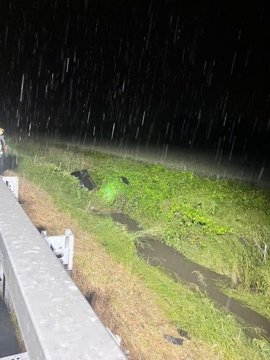 Auto esce fuori strada e si ribalta in una scarpata tra Caselle e Borgaro