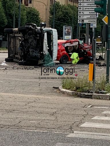 Schianto nella notte: un'auto si ribalta e una persona resta incastrata. Tre feriti al CTO Schianto nella notte: un'auto si ribalta e una persona resta incastrata. Tre feriti al CTO