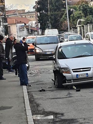 Incidente a Nichelino, chiusa al traffico per mezz'ora via Superga Incidente a Nichelino, chiusa al traffico per mezz'ora via Superga