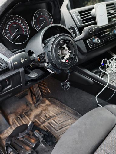 Ladri di (pezzi di) auto e vandali ancora in azione a Moncalieri Ladri di (pezzi di) auto e vandali ancora in azione a Moncalieri