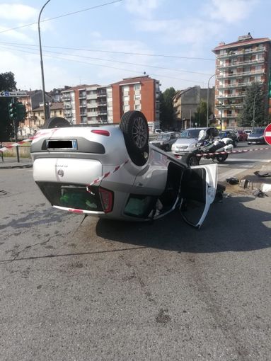 Ladro d'auto si ribalta e scappa a piedi, ma viene bloccato dai vigili urbani