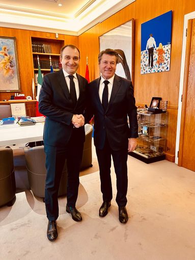 Due persone in piedi si stringono la mano Due persone in piedi si stringono la mano