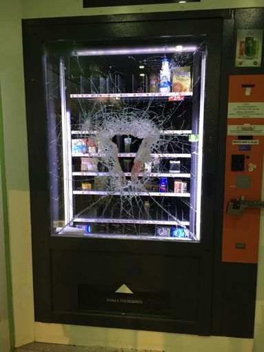 In giro &quot;senza un giustificato motivo&quot; distrugge un distributore di alimenti e tenta la fuga: arrestato