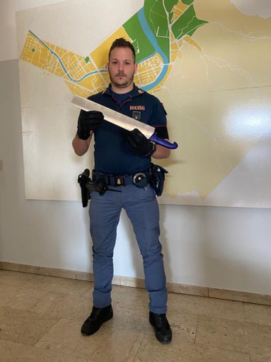 Lite per droga, arriva alla resa dei conti armato con un coltello da macelleria Lite per droga, arriva alla resa dei conti armato con un coltello da macelleria