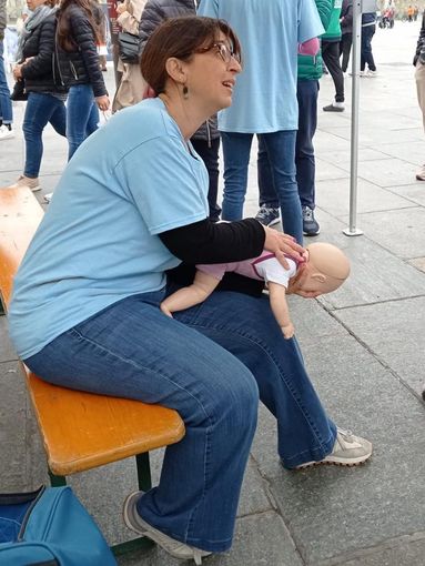 persona con manichino per dimostrazione