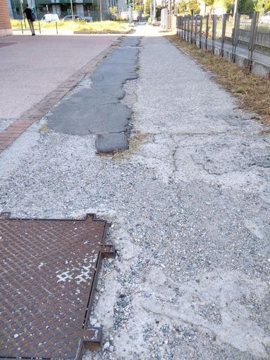 In Largo Borgaro un marciapiede groviera: “È un pericolo per tanti cittadini”