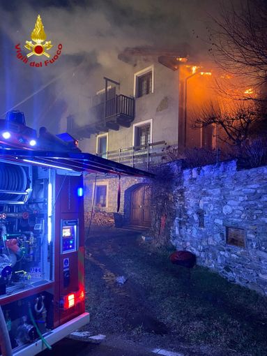 Prende fuoco il tetto di un'abitazione a Novalesa: evacuate quattro persone Prende fuoco il tetto di un'abitazione a Novalesa: evacuate quattro persone