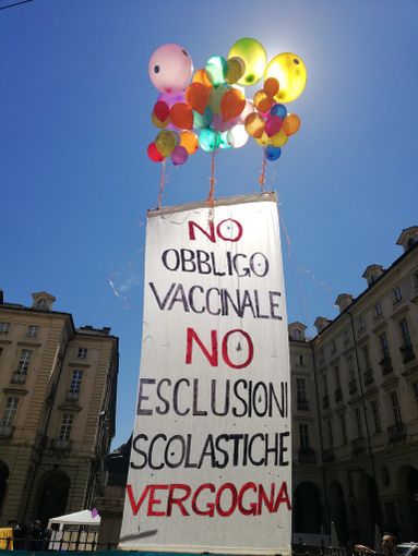 Scuola no-vax davanti al Comune di Torino: "No all'espulsione dagli istituti: è una vergogna" Scuola no-vax davanti al Comune di Torino: "No all'espulsione dagli istituti: è una vergogna"