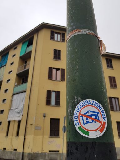 “Stop occupazioni rom nelle case popolari”, campagna adesivi di Gioventù Nazionale