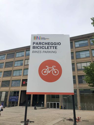 Al Salone del Libro in bicicletta: area di sosta all'uscita della metro