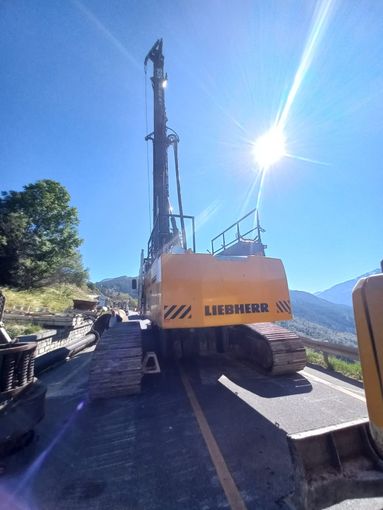 Macchina perforatrice in azione Macchina perforatrice in azione