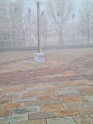 Nichelino: devastata dai vandali, piazza Di Vittorio prova a rialzarsi ospitando la Befana