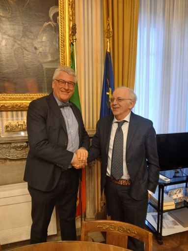 stretta di mano tra due persone stretta di mano tra due persone